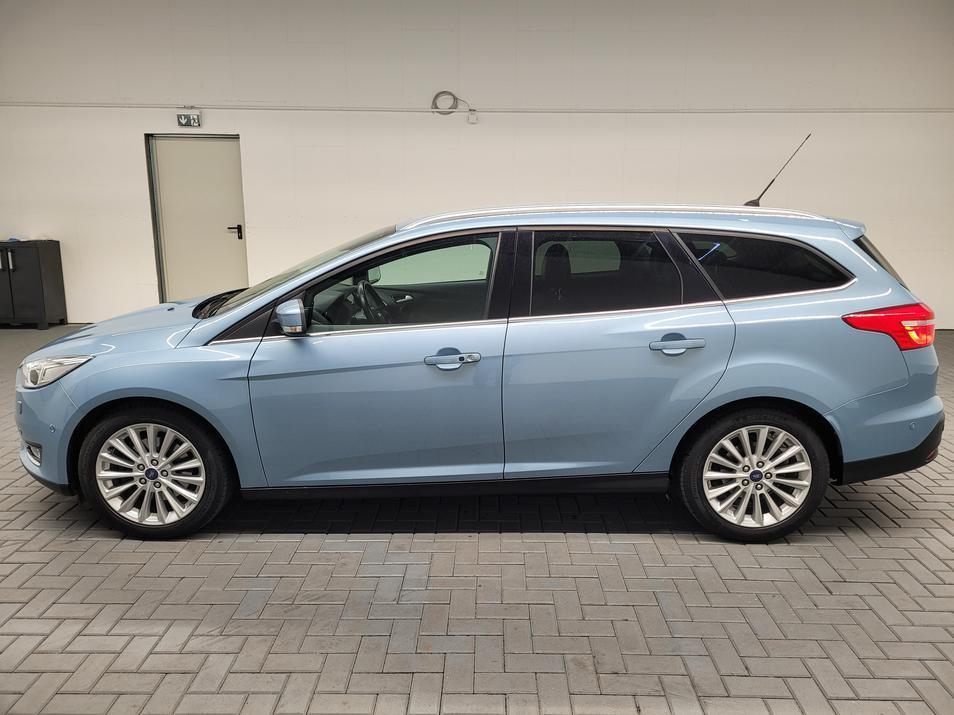 Ford Focus Turnier Titanium Bi-Xenon/Navi/AHK/Keyless/Kamera/17-Zoll